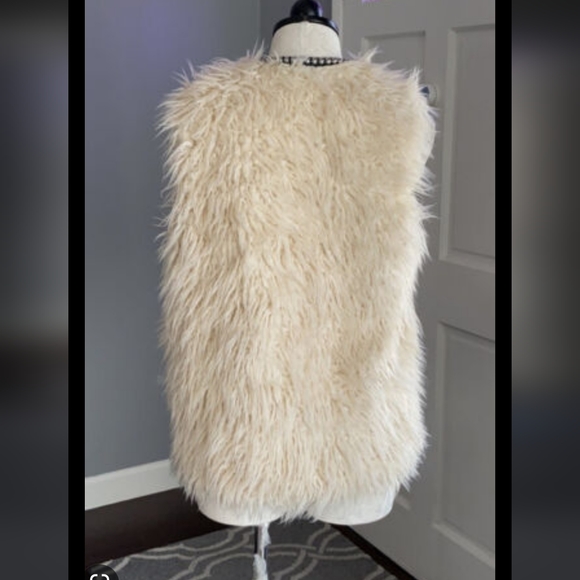 F21 furry vest - Picture 3 of 10